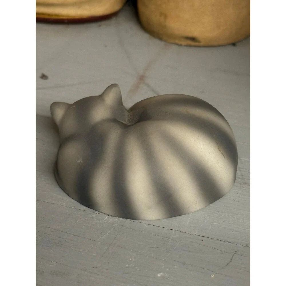 Vintage Avon 1984 Sleeping Gray Tabby Cat Figurine Ceramic Kitty Shelf Decor 3”